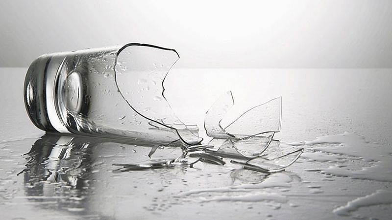 Hình ảnh minh họa cho việc dọn dẹp sau khi bể ly.
