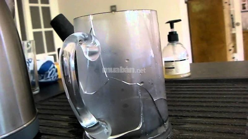 Hình ảnh mô tả vỡ cốc ở phần đáy, biểu thị sự gián đoạn và thiếu ổn định trong cuộc sống.