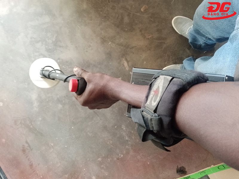 Dùng máy dò vàng để tìm nhẫn vàng bị mất