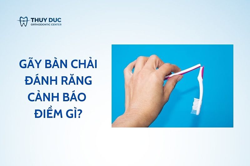 Hình ảnh bàn chải đánh răng gãy đôi, biểu tượng cho điềm báo cần cẩn trọng trong lời nói.