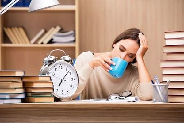 Mất ngủ có thể do stress hoặc do dùng chất kích thích như cà phê